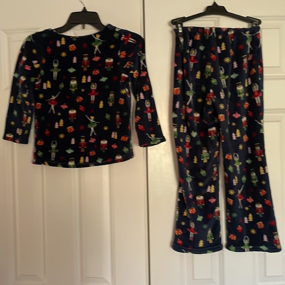Soft & Cozy Nutcracker 2 piece lounge/ pajama set child size 8-10 - Picture 3 of 17